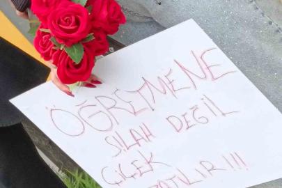 Öğretmen ve öğrenciler çiçeklerle karşılandı