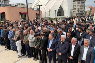 Okul saldırısında hayatını kaybedenler için gıyabi cenaze namazı kılındı