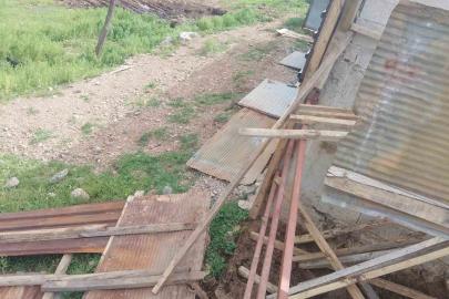 Osmaniye’de fırtına ahırın çatısını uçurdu