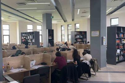 Osmaniye’de öğrenciler kitap kafede hem ders çalışıyor hem sosyalleşiyor