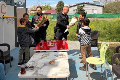 Osmaniye’de özel öğrencilerden polislere çiçekli sürpriz