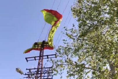 Osmaniye’de yamaç paraşütü pilotu iniş sırasında elektrik tellerine takıldı