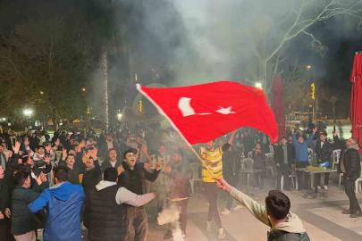 Osmaniyeliler meşalelerle tarihi zaferi kutladı