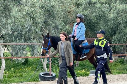 Otizmli çocuklara atla terapi desteği