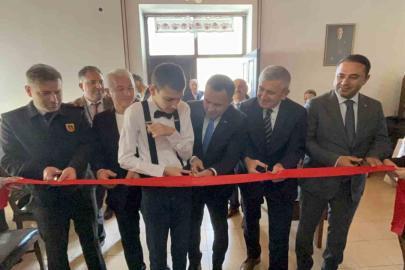 Otizmli iki gencin ilk kişisel resim sergisi: "Renklerle Konuşuyoruz"