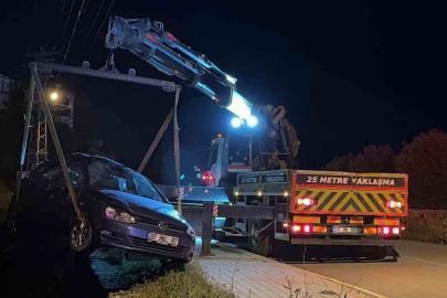 Otomobil 7 metre yükseklikten yuvarlandı, sürücü burnu kanamadan araçtan çıktı