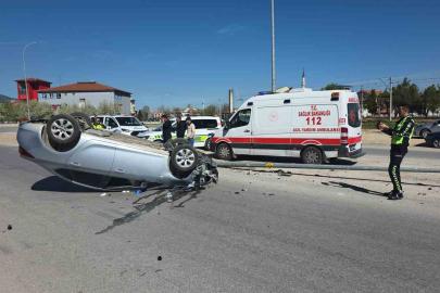 Otomobil aydınlatma direğine çarpıp ters döndü, sürücü yaralandı