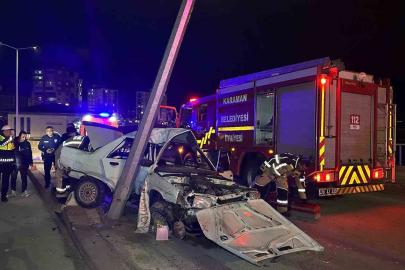 Otomobil aydınlatma direğine çarptı: 1’i ağır, 2 yaralı