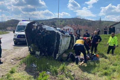 Otomobil devrildi: 2 kişi yaralandı