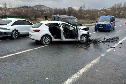 Otomobil ile hafif ticari araç kafa kafaya çarpıştı: 4 yaralı