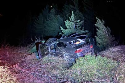 Otomobil kara yoluna çıkan ata çarptı: 3 yaralı