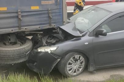 Otomobil park halindeki tıra çarptı: 5 yaralı