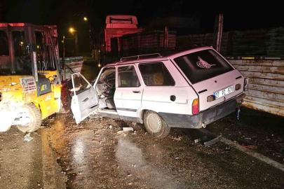 Otomobil, yük indiren forklifte çarptı: 4 yaralı