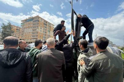 Otomobilin kaldırıma çarpıp yan yatması araç kamerasına yansıdı