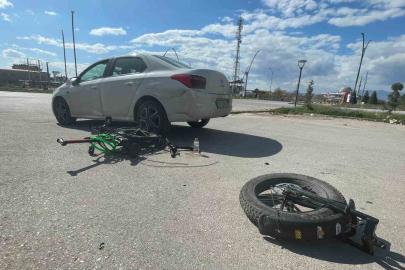 Otomobille çarpışan elektrikli bisiklet ikiye bölündü: 1 yaralı