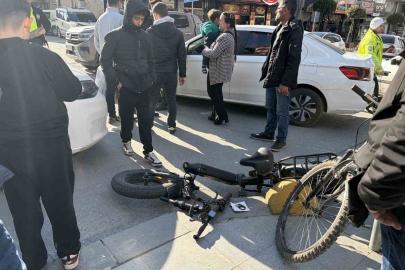 Otomobille çarpışan elektrikli bisiklet sürücüsü yaralandı