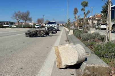 Otomobille çarpışan motosiklet karşı şeride sürüklendi: 1 yaralı