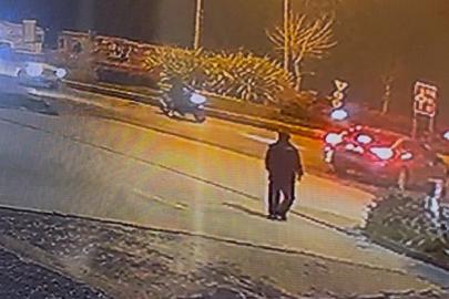 Otomobille çarpışan motosikletli yaralandı: Kaza anı kamerada