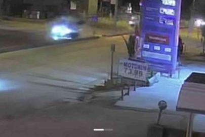 Otomobille çarpışan motosikletteki 2 kişi metrelerce havaya uçtu