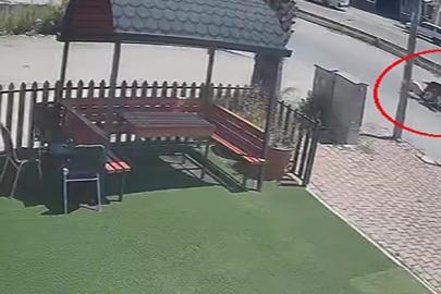 Otomobille motosikletin çarpıştığı kaza güvenlik kamerasında: 1 yaralı