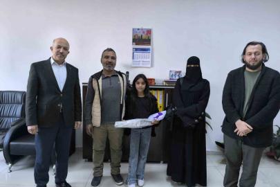 Para dolu çantayı polise teslim eden Suriyeli Rahaf davranışıyla takdir topladı