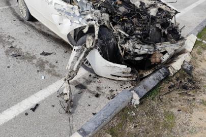 Park halindeki kamyonete çarpan otomobil hurdaya döndü: 1 yaralı