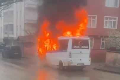 Park halindeki yolcu minibüsü alev topuna döndü