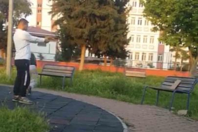 Parkta çocuğa oyuncak silahla atış talimi yaptırdı