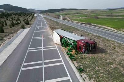 Patates yüklü tır devrildiği kazada 3 kişi yaralandı