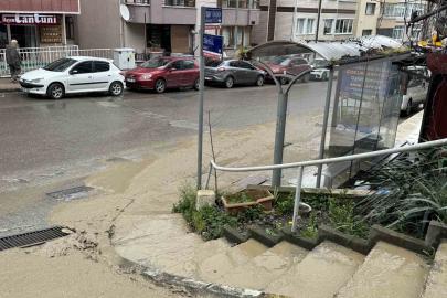 Patlayan su borusu nedeniyle her çamur içinde kaldı