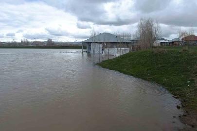 Patnos’ta sağanak taşkına neden oldu: Evleri su bastı