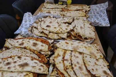 Pendik’te Milli Takım sevinci: 20 bin lokma, 1000 lahmacun dağıtıldı