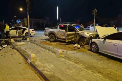 Pikap ile otomobilin çarpıştığı kazada ortalık savaş alanına döndü: 6 yaralı