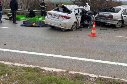 Polatlı’da iki otomobil kafa kafaya çarpıştı: 4 ölü