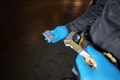 Polis arama yaptığı otomobilde sentetik hap ele geçirdi