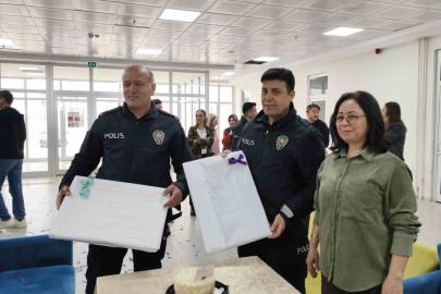 Polisleri "olay var" diyerek çağırdılar, pasta sürprizi yaptılar