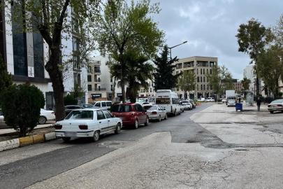 Refüj dibine park edilen araçlar pes dedirtiyor