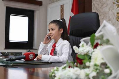 Rektör Prof. Dr. Altun, koltuğunu Minik Emine Defne’ye devretti