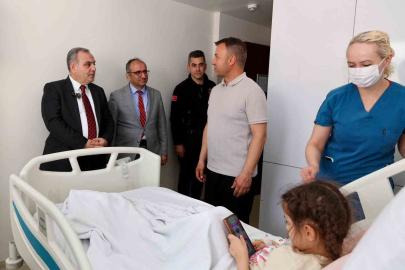 Rektör Prof. Dr. Altun’dan tedavi gören çocuklara 23 Nisan ziyareti