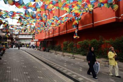 Renkli şemsiyelerle kaplı sokak, harabeye döndü