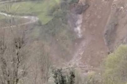 Rize’de yamaçtan düşen kaya saniye saniye kameraya yansıdı