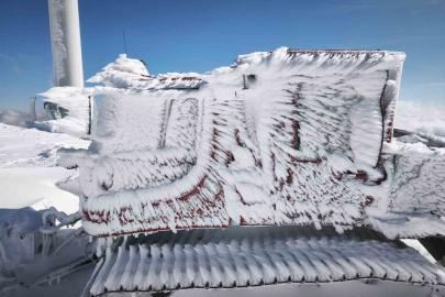 Rüzgâr türbinlerine ulaşmak için karla kaplı yollarda adeta tünel açtılar