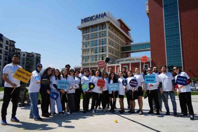 Sağlık çalışanları kortta buluştu: Hareketli yaşam için raketler konuştu