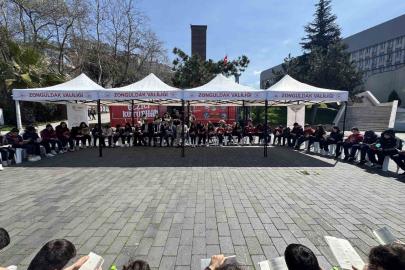 Sahil bandında kitap okudular