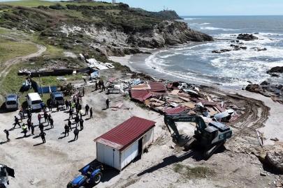 Sahil kenarındaki kaçak yapıların yıkımı sürüyor