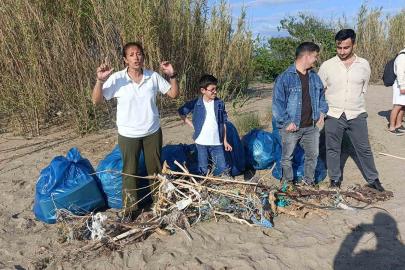Sahil temizliğinde toplanan çöp yığını görenleri hayrete düşürdü