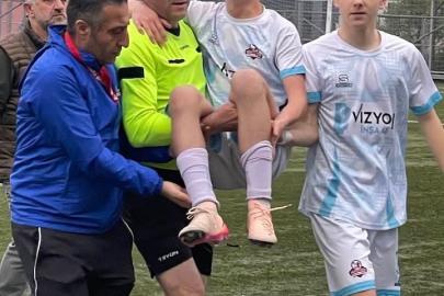 Sakatlanan futbolcuyu maçın hakemi kucağında taşıdı