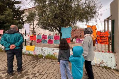 Saldırının yaşandığı okul önündeki yazılar ve görseller görenleri duygulandırıyor