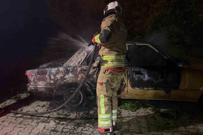 Samandağ’da yanan FİAT TOFAŞ kullanılmaz hale geldi