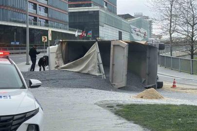 Sarıyer’de hafriyat kamyonu devrildi: Sürücü yaralandı